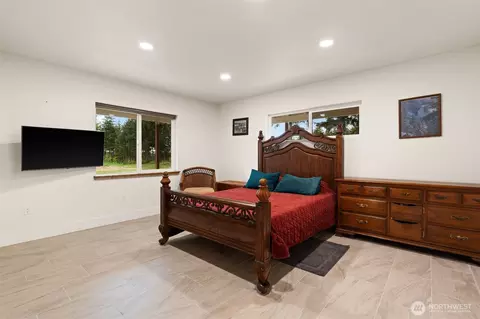 Bedroom - 1363 E Crestview Dr, Shelton, WA 98584 photo 1 of 2