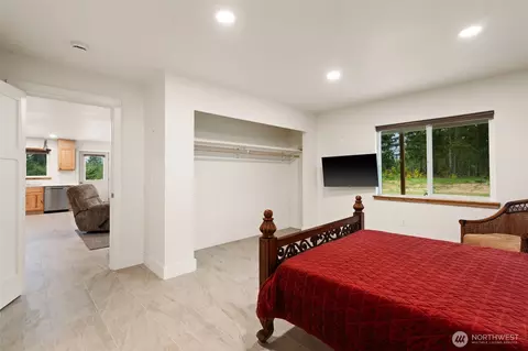 Bedroom - 1363 E Crestview Dr, Shelton, WA 98584 photo 2 of 2