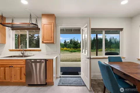 Entry Way - 1363 E Crestview Dr, Shelton, WA 98584 photo 1 of 1