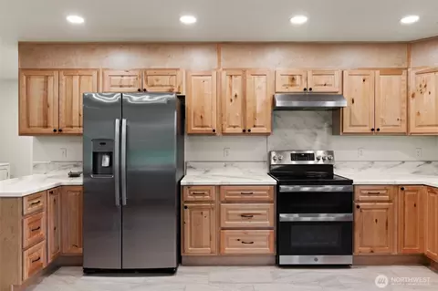Kitchen - 1363 E Crestview Dr, Shelton, WA 98584 photo 2 of 3