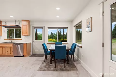 Dining - 1363 E Crestview Dr, Shelton, WA 98584 photo 1 of 1
