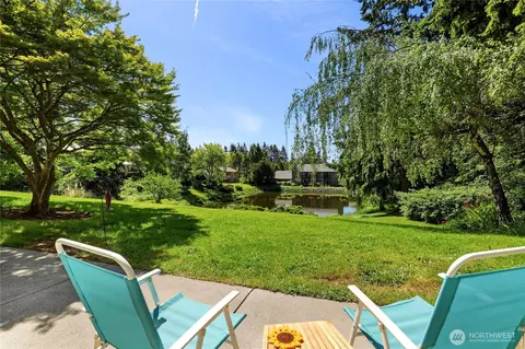 1041 Ihland Pl NE, Bainbridge Island, WA 98110