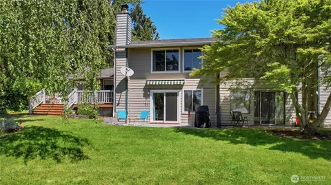 1041 Ihland Pl NE, Bainbridge Island, WA 98110