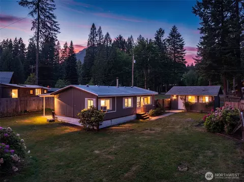 105 Mount Rainier Dr, Packwood, WA 98361
