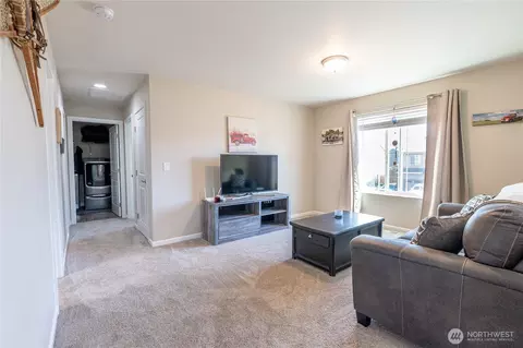 Entry Way - 963 Bondgard Ave E, Enumclaw, WA 98022 photo 2 of 3