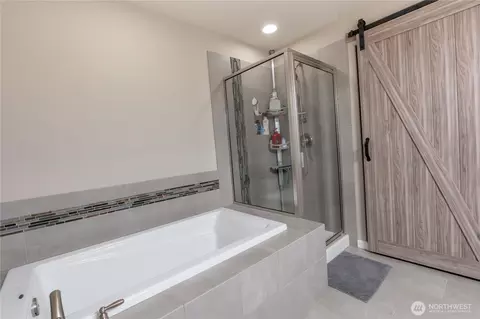 Bath - 963 Bondgard Ave E, Enumclaw, WA 98022 photo 1 of 5