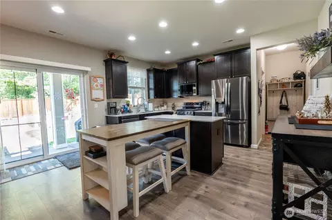 Kitchen - 963 Bondgard Ave E, Enumclaw, WA 98022 photo 1 of 2