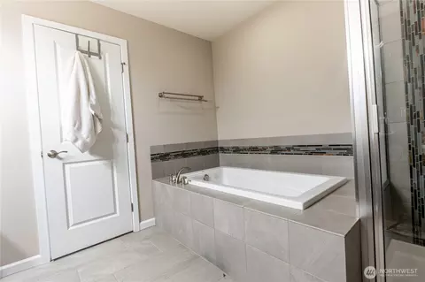Bath - 963 Bondgard Ave E, Enumclaw, WA 98022 photo 2 of 5