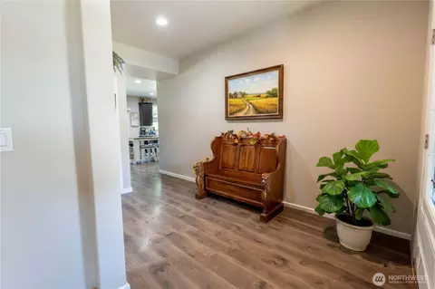 Entry Way - 963 Bondgard Ave E, Enumclaw, WA 98022 photo 3 of 3