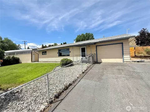 703 Sunrise Dr, Omak, WA 98841