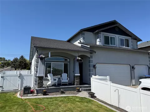 902 Blitz Ln, Selah, WA 98942