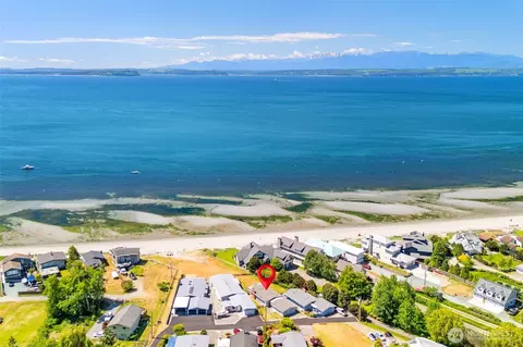 5782 Menlo Beach Ln, Freeland, WA 98249