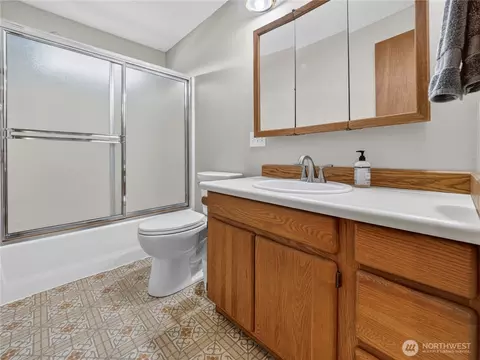 Bath - 22430 SE 392nd St, Enumclaw, WA 98022 photo 2 of 3