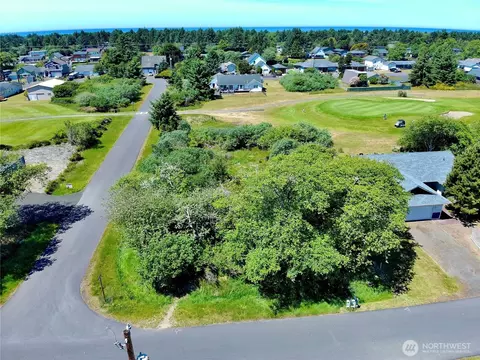 301 Octopus Ave NE, Ocean Shores, WA 98569