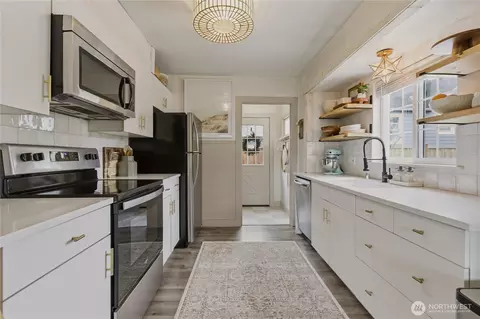 Kitchen - 1059 Lafromboise St, Enumclaw, WA 98022 photo 2 of 4