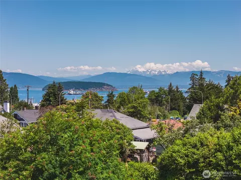 1112 37th St, Anacortes, WA 98221
