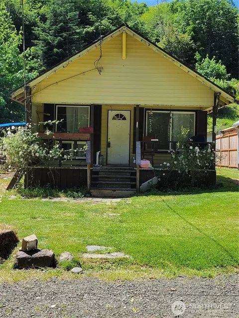 1534 Larch St, Raymond, WA 98577