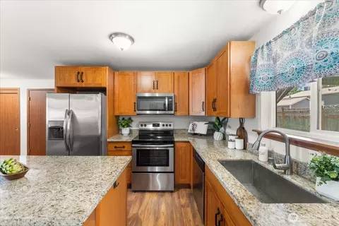 Kitchen - 19310 Crescent Dr E, Spanaway, WA 98387 photo 2 of 4