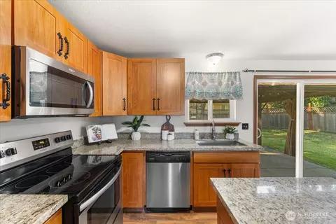 Kitchen - 19310 Crescent Dr E, Spanaway, WA 98387 photo 3 of 4