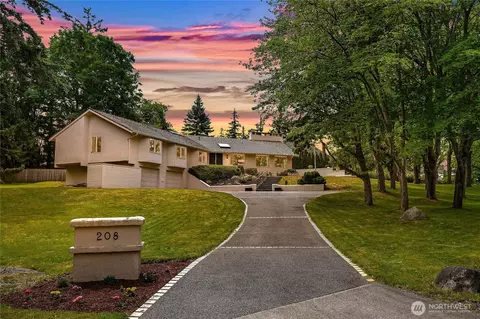 208 Hawthorn Rd, Bellingham, WA 98225