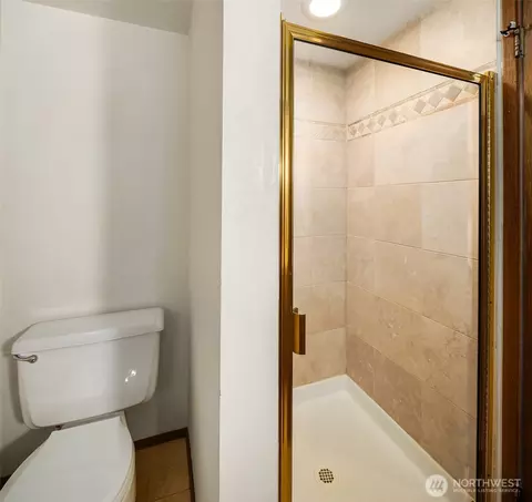 Bath - 2922 147th Pl SE, Mill Creek, WA 98012 photo 3 of 4