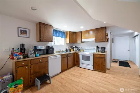 Kitchen - 465 33 Sargent Rd, Winlock, WA 98596 photo 3 of 3