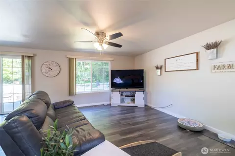 Living - 465 33 Sargent Rd, Winlock, WA 98596 photo 1 of 2