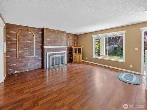 Living - 1875 Loraine St, Enumclaw, WA 98022 photo 2 of 4