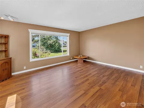 Living - 1875 Loraine St, Enumclaw, WA 98022 photo 4 of 4