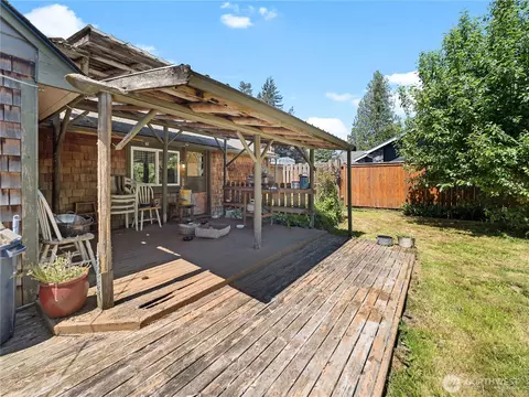 Exterior - 1875 Loraine St, Enumclaw, WA 98022 photo 4 of 8