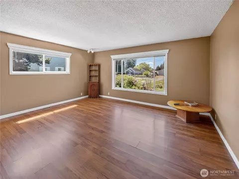 Living - 1875 Loraine St, Enumclaw, WA 98022 photo 3 of 4