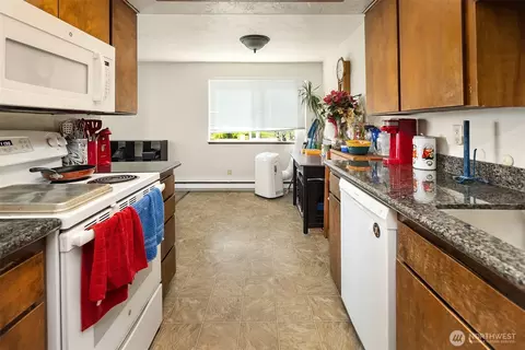 Kitchen - 1907 37th St, Everett, WA 98201 photo 3 of 5