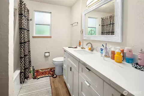 Bath - 1907 37th St, Everett, WA 98201 photo 1 of 3