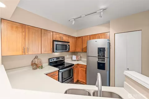 Kitchen - 15300 112th Ave NE #C308, Bothell, WA 98011 photo 2 of 2