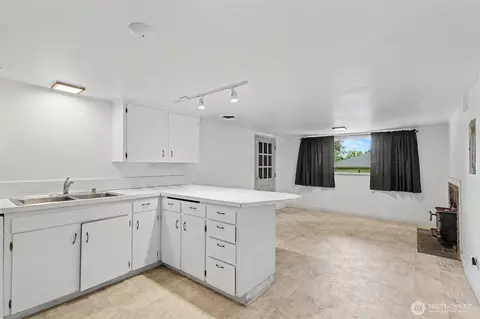 Living - 5428 Seahurst Ave, Everett, WA 98203 photo 5 of 5