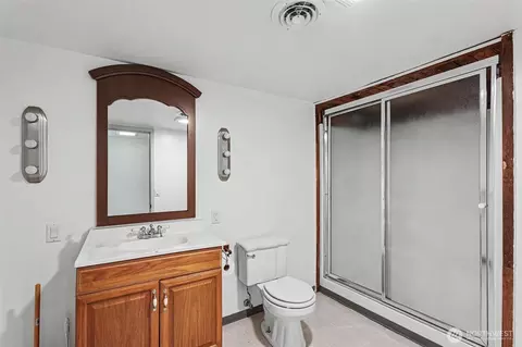 Bath - 5428 Seahurst Ave, Everett, WA 98203 photo 1 of 2