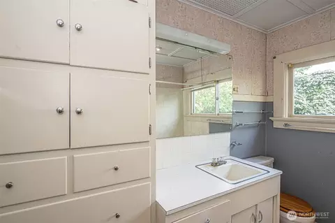 Bath - 419 Catherine St, Walla Walla, WA 99362 photo 1 of 1
