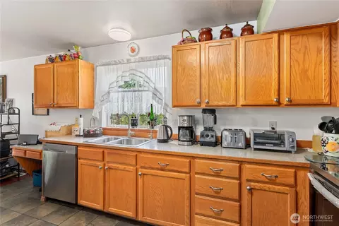 Kitchen - 409 Kensington Ave NW, Orting, WA 98360 photo 2 of 2