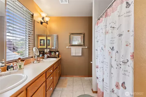 Bath - 409 Kensington Ave NW, Orting, WA 98360 photo 3 of 4