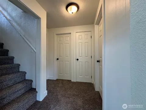Entry Way - 289 28th Ave, Longview, WA 98632 photo 1 of 1