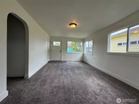 Living - 289 28th Ave, Longview, WA 98632 photo 1 of 2