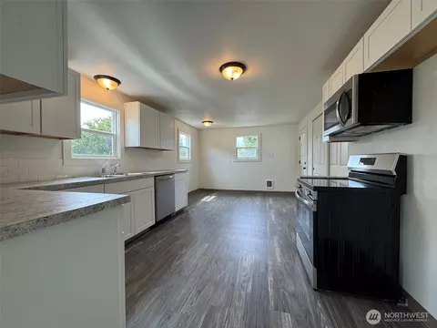 Kitchen - 289 28th Ave, Longview, WA 98632 photo 1 of 2