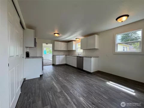 Kitchen - 289 28th Ave, Longview, WA 98632 photo 2 of 2
