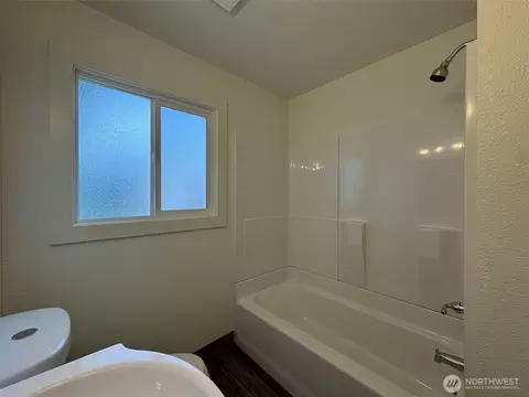 Bath - 289 28th Ave, Longview, WA 98632 photo 1 of 1
