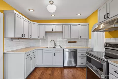 Kitchen - 1825 Rucker Ave, Everett, WA 98201 photo 2 of 4