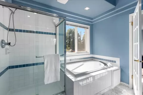 Bath - 18 174th St SW, Bothell, WA 98012 photo 3 of 4