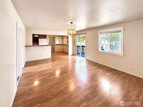 Living - 6217 W Beech St, Everett, WA 98203 photo 6 of 6