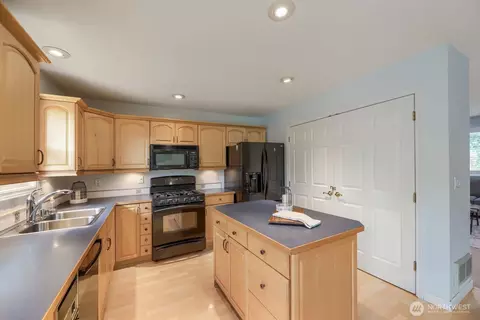 Kitchen - 10332 27th Dr SE, Everett, WA 98208 photo 1 of 3