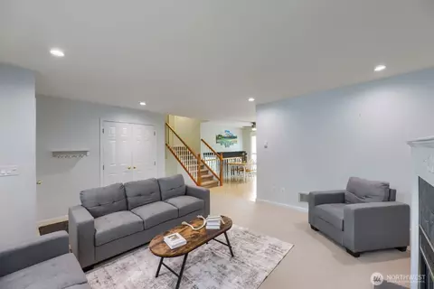 Living - 10332 27th Dr SE, Everett, WA 98208 photo 3 of 4