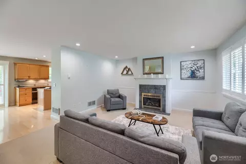 Living - 10332 27th Dr SE, Everett, WA 98208 photo 2 of 4